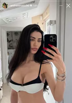 andreea sasu in costum de baie