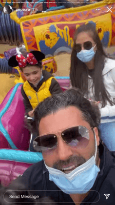 pepe_distractie_la_paris_cu_fetele_si_noua_iubita_2