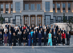 Mirabela Grădinaru, apariție de senzație la Summitul din Ankara. Cum s-a îmbrăcat partenera lui Nicușor Dan la fotografia oficială