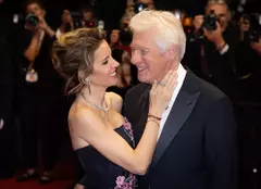 Richard și Alejandra Gere, gesturi de afecțiune pe covorul roșu de la Cannes. Soția actorului este cu 33 de ani mai mică