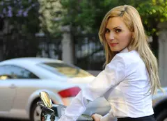 De Paşte, Luana Ibacka colindă Bucureştiul pe scuter