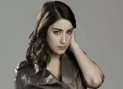 Hazal Kaya ("Feriha") visează să joace cu Marion Cotillard   