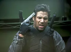 Manu Bennett dă din casa ”Arcașului”