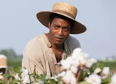 Recomandarea TVmania pentru seara de joi, 5 octombrie: „12 ani de scalvie” cu Chiwetel Ejiofor și Michael Fassbender