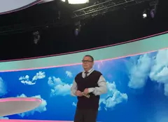 Marius Florea Vizante, alias Ducu, din serialul „Liber ca pasărea cerului”, prezintă rubrica meteo, la „Observator”