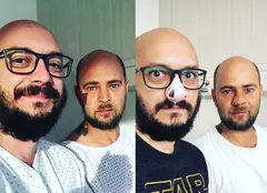 Prezentatorul și regizorul show-ului “Te cunosc de undeva!”, Cosmin Seleși și Cătălin Bugean, pe patul de spital