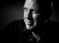 Scriitorul australian Richard Flanagan, câștigător al Premiului Man Booker, vine în România