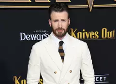 Chris Evans i se alătură lui Dwayne Johnson în comedia „Red One”