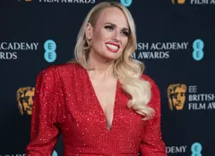 Imagini din vacanța romantică a lui Rebel Wilson. Actrița și-a făcut un selfie în timp ce își sărută iubita