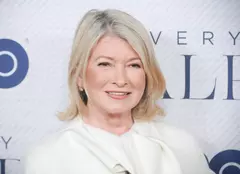Martha Stewart, în costum de baie pe coperta revistei Sports Illustrated. Are 81 de ani
