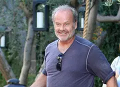 Kelsey Grammer şi-a dus fetiţa de trei luni la vila Playboy