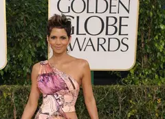 Halle Berry îşi arată burtica în public