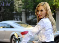 De Paşte, Luana Ibacka colindă Bucureştiul pe scuter