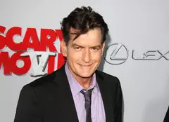 Charlie Sheen îi va cere scuze creatorului „Doi bărbaţi şi jumătate”