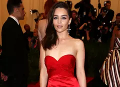 Emiliei Clarke îi place peruca lui Daenerys