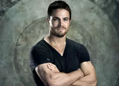 Stephen Amell („Arcaşul”) a devenit tătic