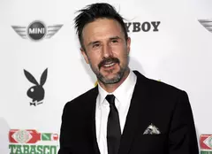 David Arquette şi iubita lui aşteaptă un copil