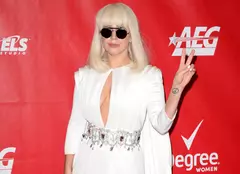 Lady Gaga îşi păstrează toate costumele extravagante 