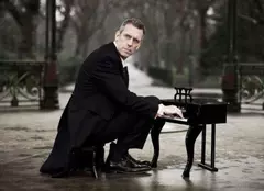 Hugh Laurie, în concert la Bucureşti în luna iulie