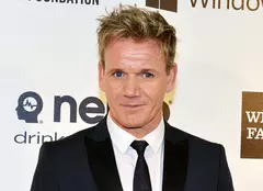 Gordon Ramsay dă fuga la peruci: cheleşte din nou