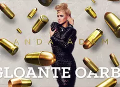 Anda Adam trage cu „gloanţe oarbe” în fanii ei