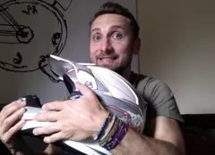 Dani Oţil îşi scoate la licitație prima cască de motociclist pentru o cauză nobilă