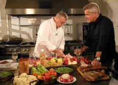 Dan Bittman degustă un iepure împănat, la „Politică şi delicateţuri”