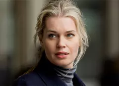 INTERVIU EXCLUSIV: Rebecca Romijn, despre noul ei serial, „Bibliotecarii”