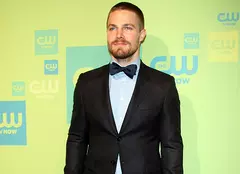 Stephen Amell vrea să colaboreze cu vărul Robbie în „Arcaşul”