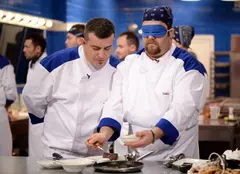 Concurenții ”Hell’s Kitchen – Iadul bucătarilor” fac platinguri legați la ochi