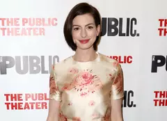 Anne Hathaway s-a fotografiat pe plajă. Cum arată vedeta însărcinată