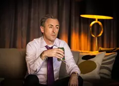 Alan Cumming are un nou serial de comedie