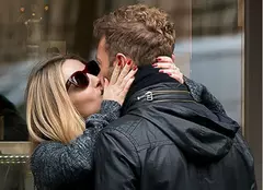 Chris Martin se iubeşte cu Annabelle Wallis („Peaky Blinders”)