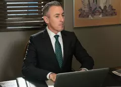 INTERVIU EXCLUSIV: Alan Cumming, totul despre plecarea din „Soţia perfectă”