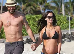 Megan Fox şi-a etalat burtica la plajă