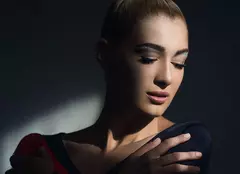 Alina Eremia a lansat videoclipul „De ce ne îndrăgostim”