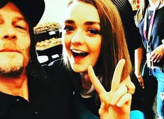 Norman Reedus și-a făcut un selfie cu Maisie Williams