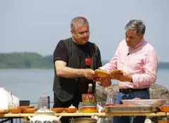 Mezeluri ca la carte pentru Mircea Radu, la „Politică şi delicateţuri”