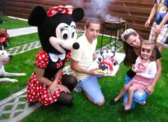 Livia Graur (Prima) a organizat trei petreceri pentru fetița ei