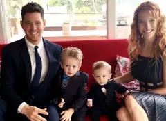 Fiul de trei ani al cântărețului Michael Buble a început chimioterapia. Ce șanse îi dau doctorii