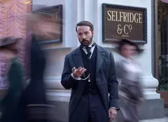 Sunteți fanii serialelor de epocă? O să vă placă și „Mr. Selfridge”