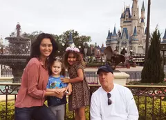 Bruce Willis s-a relaxat la Disney, cu fiicele și soția