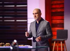 Răzvan Exarhu s-a apucat de scris. Juratul de la „MasterChef” își lansează mâine prima sa carte, „Fericirea e un ac de siguranță”