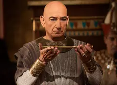 Ben Kingsley vine astăzi la Filmcafe, în miniseria „Tânărul faraon”