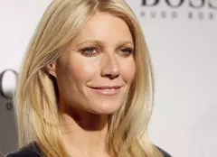 Gwyneth Paltrow s-a logodit cu producătorul de televiziune Brad Falchuk
