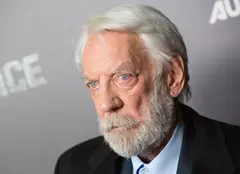 Dacă v-a plăcut „Pentru toţi banii din lume”, veți vedea și „Încredere”. Serialul cu Donald Sutherland intră în grila HBO
