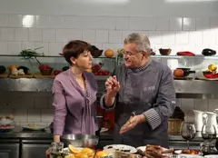 GALERIE FOTO. Dinescu face echipă cu Aspirina în bucătărie, la „Politică şi delicateţuri”, de la TVR 1