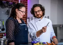 Chef Florin Dumitrescu, curs de gătit alături de câștigătorul aplicației „Chefi la cuțite”