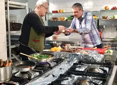 Duminică, la „Politică şi delicateţuri” avem: pui, rom, portocale și „biografia romanţată” a lui Mihai Rădulescu