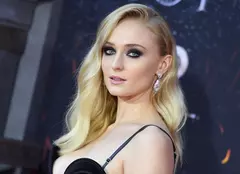Sophie Turner s-a distrat la petrecerea burlăcițelor. Cine i-a fost alături